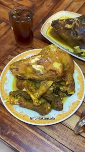 Kenyamanan Warung Mukbang Tengkleng Kepala Kambing