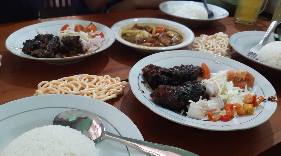 Sate Buntel Dekat Masjid Sheikh Zayed, Kuliner Khas Solo Favorit Wisatawan