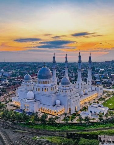 Restoran Keluarga Besar Area Gilingan Solo Parkir Luas Dekat Masjid Zayed