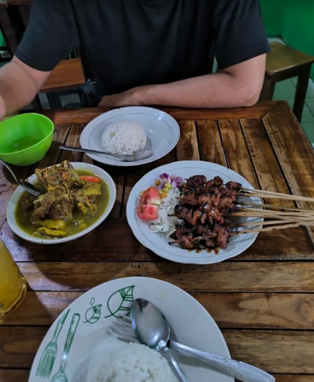 Sate Kambing Hidden Gem Parkir Bus di Gilingan