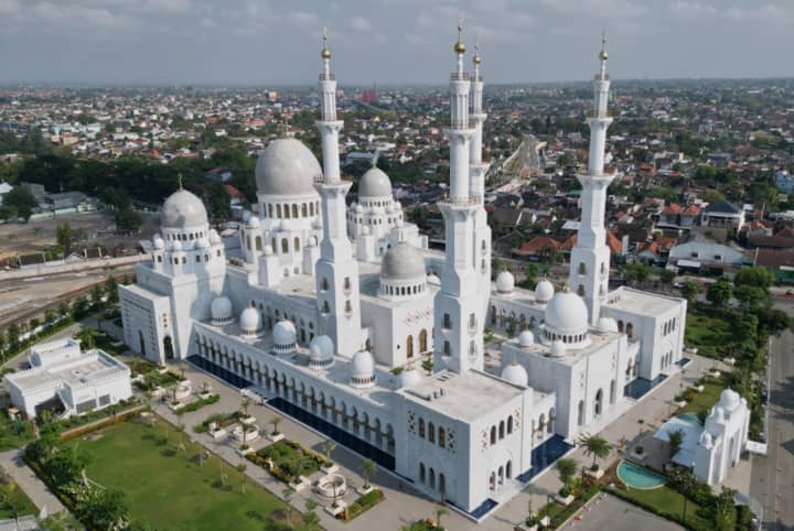 Tengkleng Solo Dekat Masjid Zayed dengan Parkir Luas